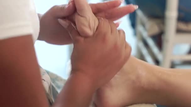 视频修脚水疗和妇女的手按摩女性的脚 性感和可爱 在前面 — 图库视频影像