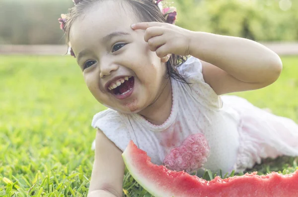 Zweijähriges Mädchen Weiß Und Hübsch Rosa Kleid Sitzt Auf Grünem — Stockfoto