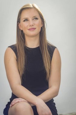 Danimarka güzellik. Beyaz genç kadın, sarışın, mavi gözlü, uzun altın saçlı, beyaz arka planda siyah elbise