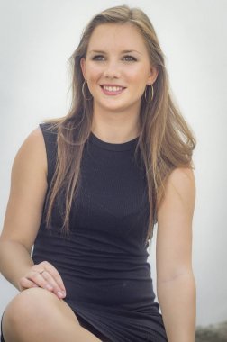 Danimarka güzellik. Beyaz genç kadın, sarışın, mavi gözlü, uzun altın saçlı, beyaz arka planda siyah elbise