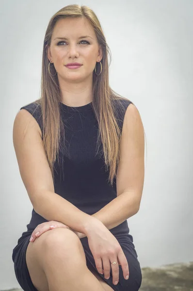 Danimarka güzellik. Beyaz genç kadın, sarışın, mavi gözlü, uzun altın saçlı, beyaz arka planda siyah elbise
