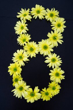 Sekiz numara sarı çiçeklerle şekillendi.