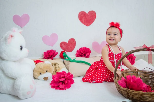 Menina em flores de papel de vestido vermelho e corações — Fotografia de Stock