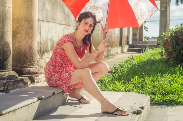 Mädchen mit schwarzen Haaren, grünen Augen und rotem Kleid — Stockfoto