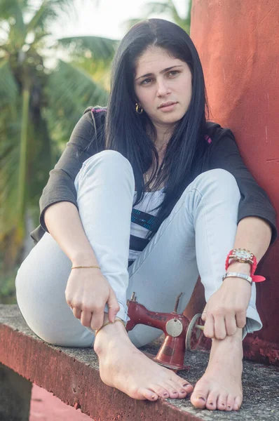 Kırsal alanda güzel siyah saçlı bir kız.