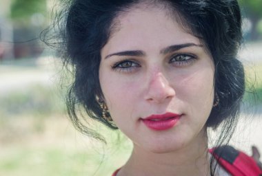 Yakından güzel beyaz kız, yeşil gözler.