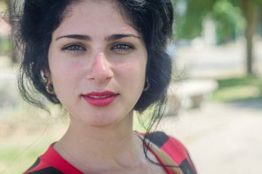 Yakından güzel beyaz kız, yeşil gözler.