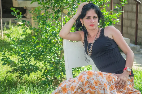 Evinin bahçesinde sevimli Kübalı kız