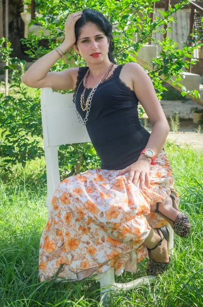 Linda chica cubana en el patio de su casa — Foto de Stock