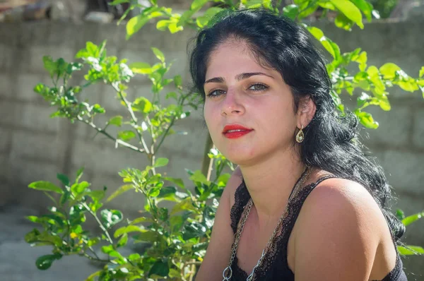 Evinin bahçesinde sevimli Kübalı kız
