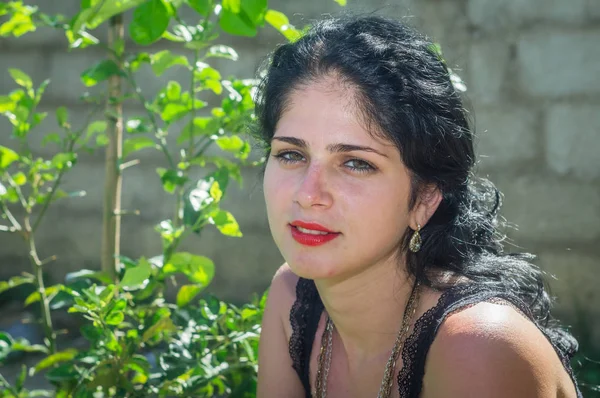 Schattig Cubaans meisje in de tuin van haar huis — Stockfoto