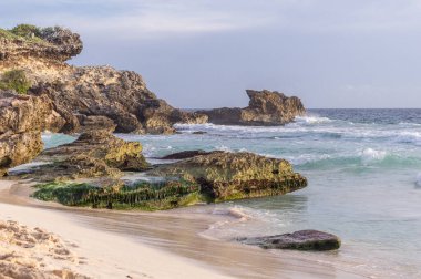 Karayipler kıyılarında kayalar ve merhaba kırıkları