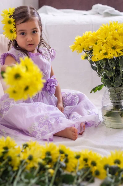 Девушка с жёлтыми цветами в волосах и букете — стоковое фото