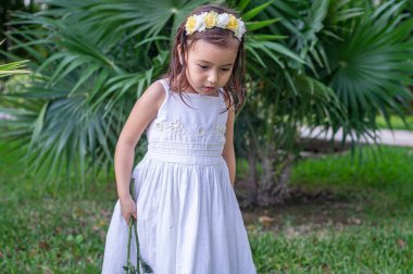 Ormanda taşın üstünde beyaz elbiseli bir kız.