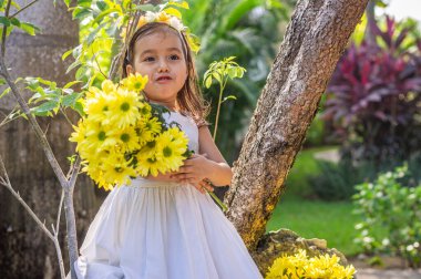 Ormanda taşın üstünde beyaz elbiseli bir kız.