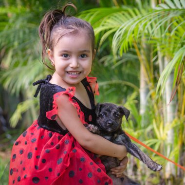 Yumuşak gözlü, siyah gözlü güzel bir kız.