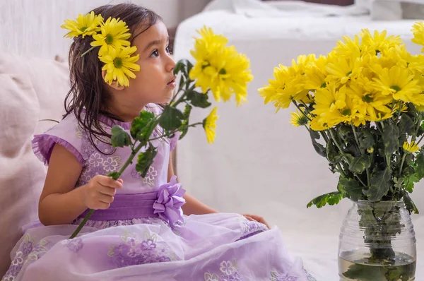 Menina com flores amarelas em seu cabelo e buquê — Fotografia de Stock