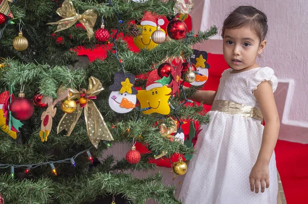 Noel ağacı olan 3 yaşındaki Meksikalı kız.