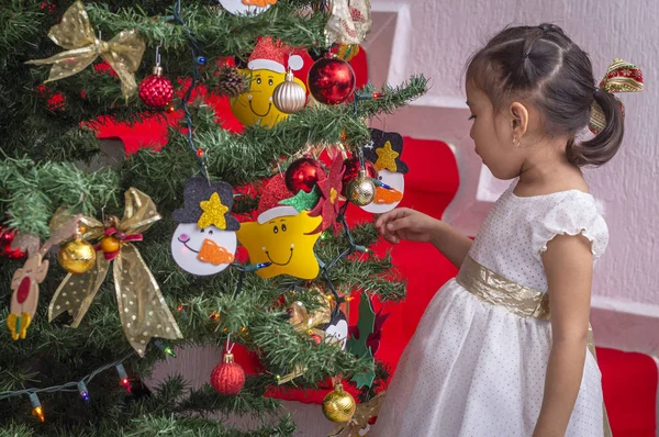 3 roky staré mexické dívka s vánoční stromeček — Stock fotografie