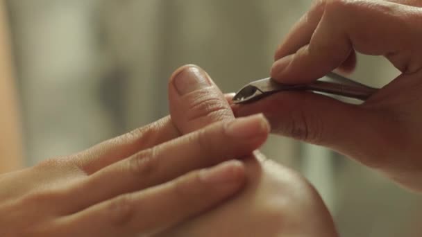 若い女性の手の爪にキューティクルを提出し 偉大なクローズアップ — ストック動画