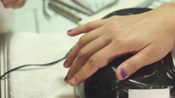 Προετοιμασία Νυχιών Στα Χέρια Νεαρής Γυναίκας Για Βάψιμο Επαγγελματικό Μανικιούρ — Αρχείο Βίντεο