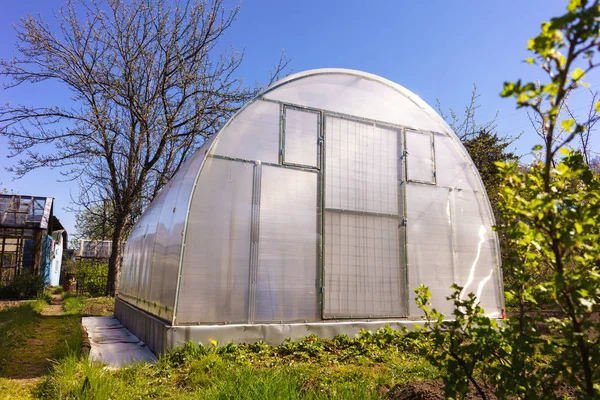 Modernes Polycarbonat-Gewächshaus — Stockfoto