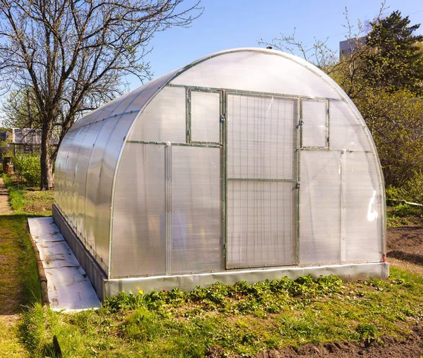 Modernes Polycarbonat-Gewächshaus — Stockfoto