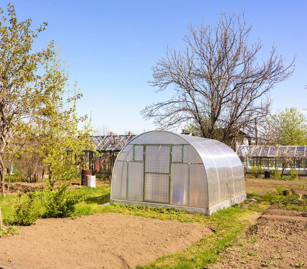 Modernes Polycarbonat-Gewächshaus — Stockfoto