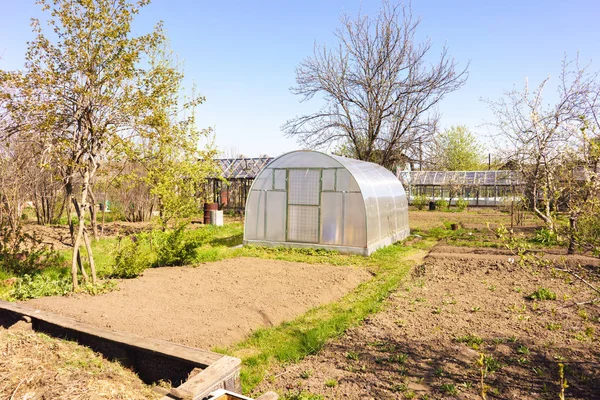 Modernes Polycarbonat-Gewächshaus — Stockfoto