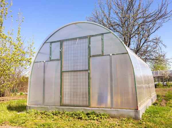 Modernes Polycarbonat-Gewächshaus — Stockfoto