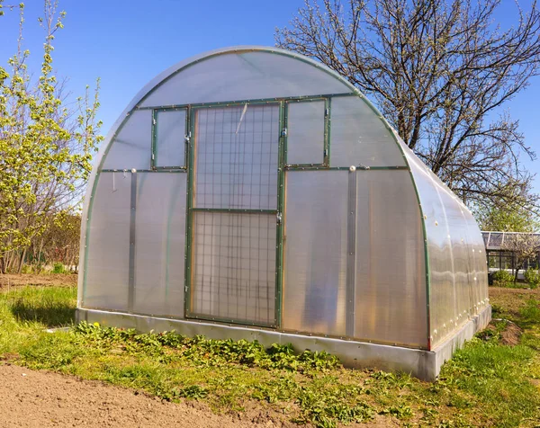 Modernes Polycarbonat-Gewächshaus — Stockfoto