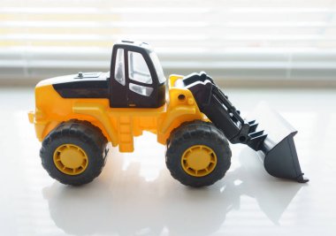 Oyuncak Tekerlekli yükleyici yakın