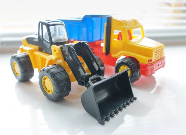 Cargador de ruedas de juguete y camión volquete de juguete —  Fotos de Stock