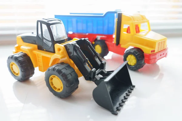 Cargador de ruedas de juguete y camión volquete de juguete — Foto de Stock