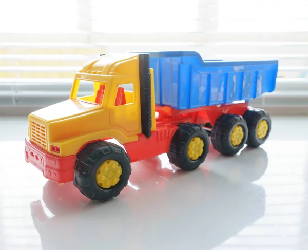 장난감 덤프 트럭 가까이 — 스톡 사진