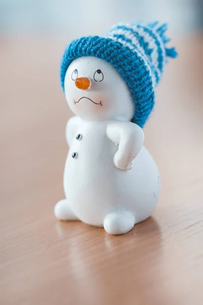 Bonito boneco de neve na mesa de madeira — Fotografia de Stock