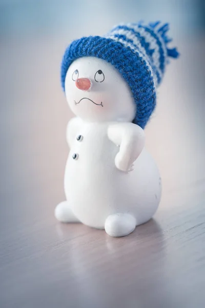 Bonito boneco de neve na mesa de madeira — Fotografia de Stock