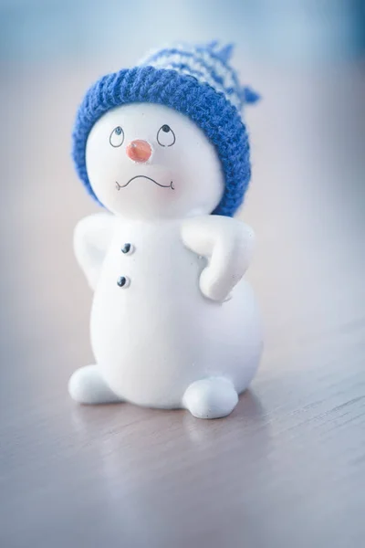 Schattige sneeuwpop op houten tafel — Stockfoto