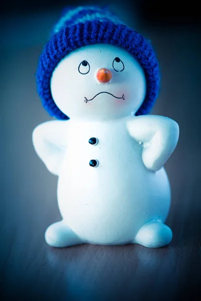 Bonito boneco de neve na mesa de madeira — Fotografia de Stock