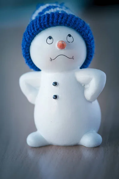 Bonito boneco de neve na mesa de madeira — Fotografia de Stock