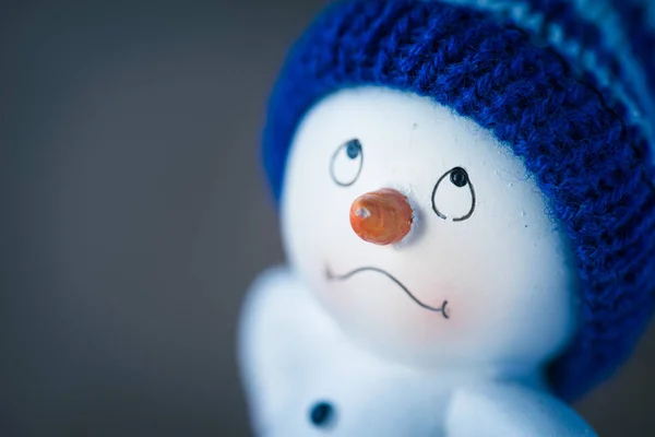 Lindo muñeco de nieve en mesa de madera —  Fotos de Stock