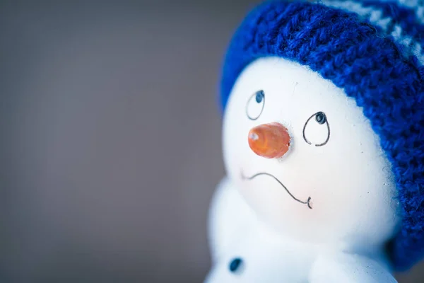Bonito boneco de neve na mesa de madeira — Fotografia de Stock