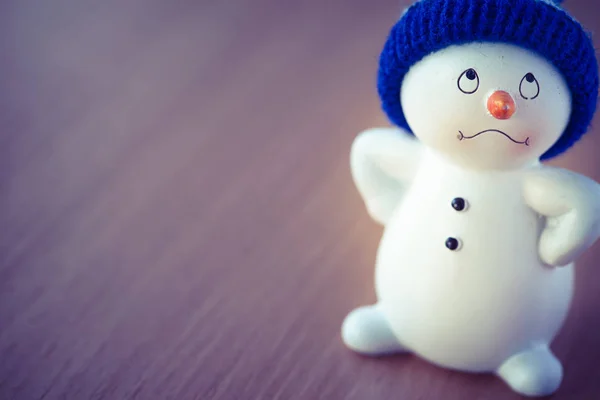 Niedlicher Schneemann auf Holztisch — Stockfoto