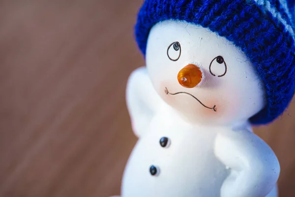 Bonhomme de neige mignon sur table en bois — Photo