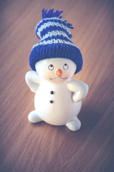 Bonito boneco de neve na mesa de madeira — Fotografia de Stock