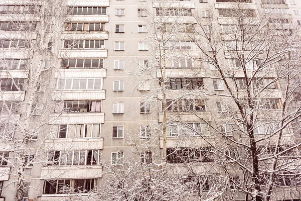 Resumen Vista del antiguo edificio residencial de varios pisos — Foto de Stock