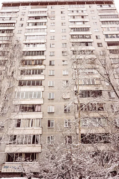 Abstrtact Visa i gamla flervånings bostadshus — Stockfoto