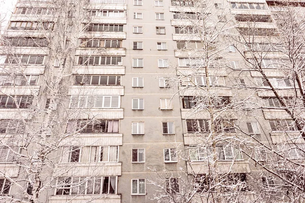 Resumen Vista del antiguo edificio residencial de varios pisos — Foto de Stock