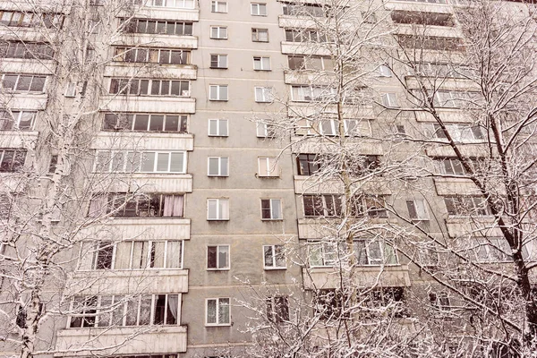 Абстрактний вид старої багатоповерхової житлової будівлі — стокове фото