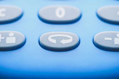 Dijital klavye yakın